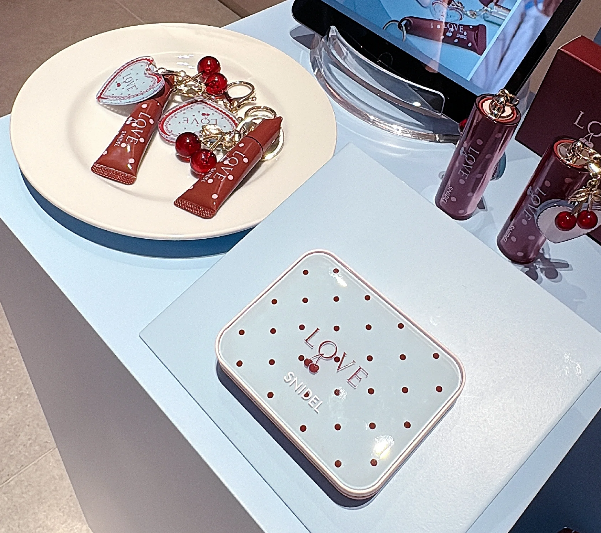 2026 新作コスメ　SNIDEL　バレンタインコレクション　発表会の写真　限定　フェイスデザイナー