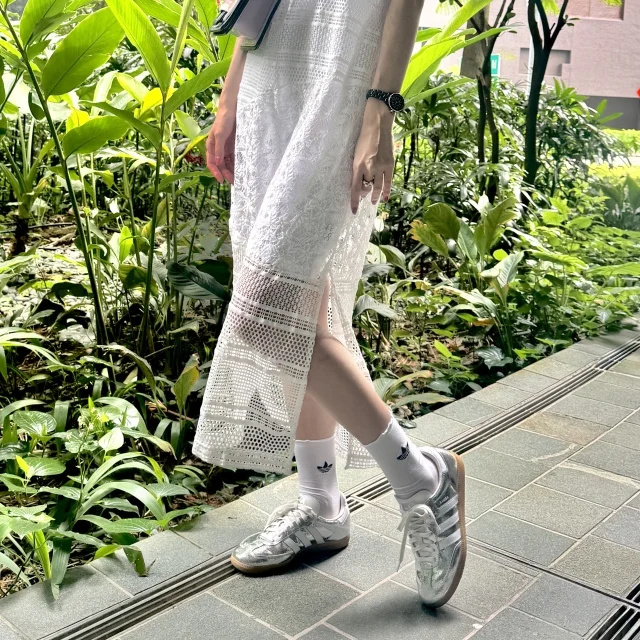 adidasのシルバースニーカー×白フリルソックスでつくる夏の甘辛コーデ_1_2