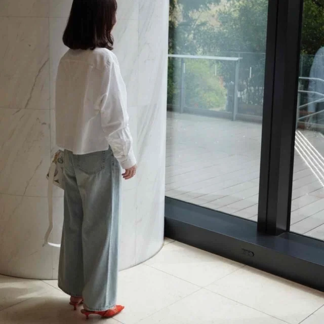 身体のラインを拾わず抜け感が出しやすいオックスフォードシャツ。