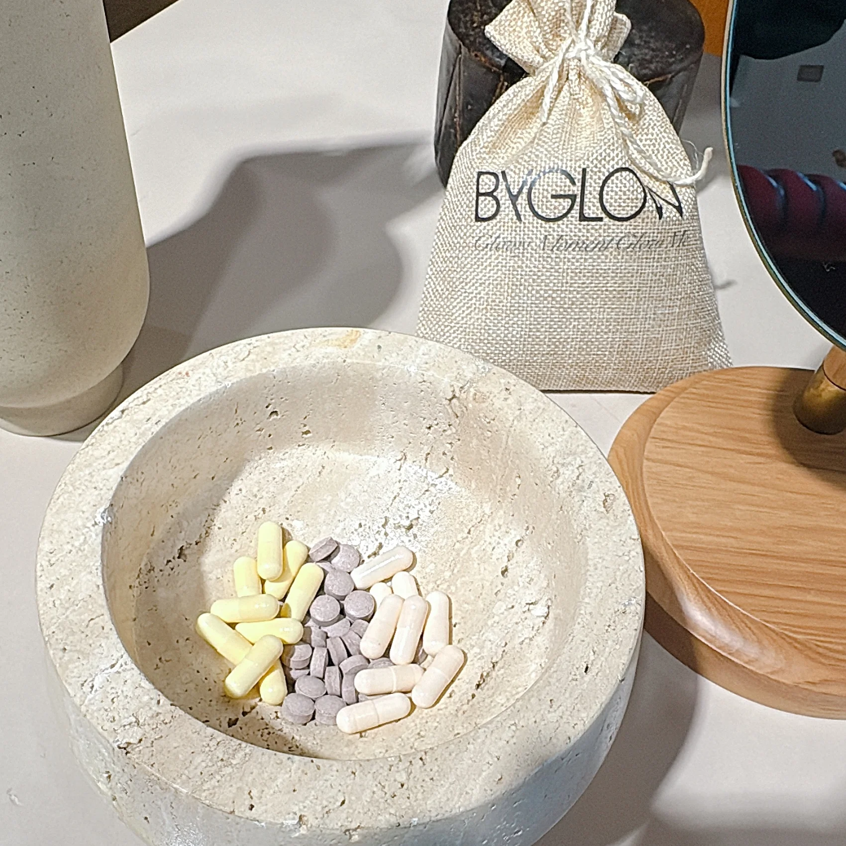 2025 新作コスメ　ByGLOW サプリメント　実際の粒　カプセルもタブレットも、摂りやすい小粒サイズなのがうれしい