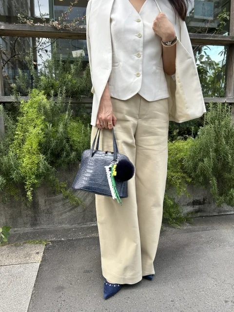 シンプルなのに印象的。40代の私にちょうどいい“白×ネイビー”の秋スタイル_1_2