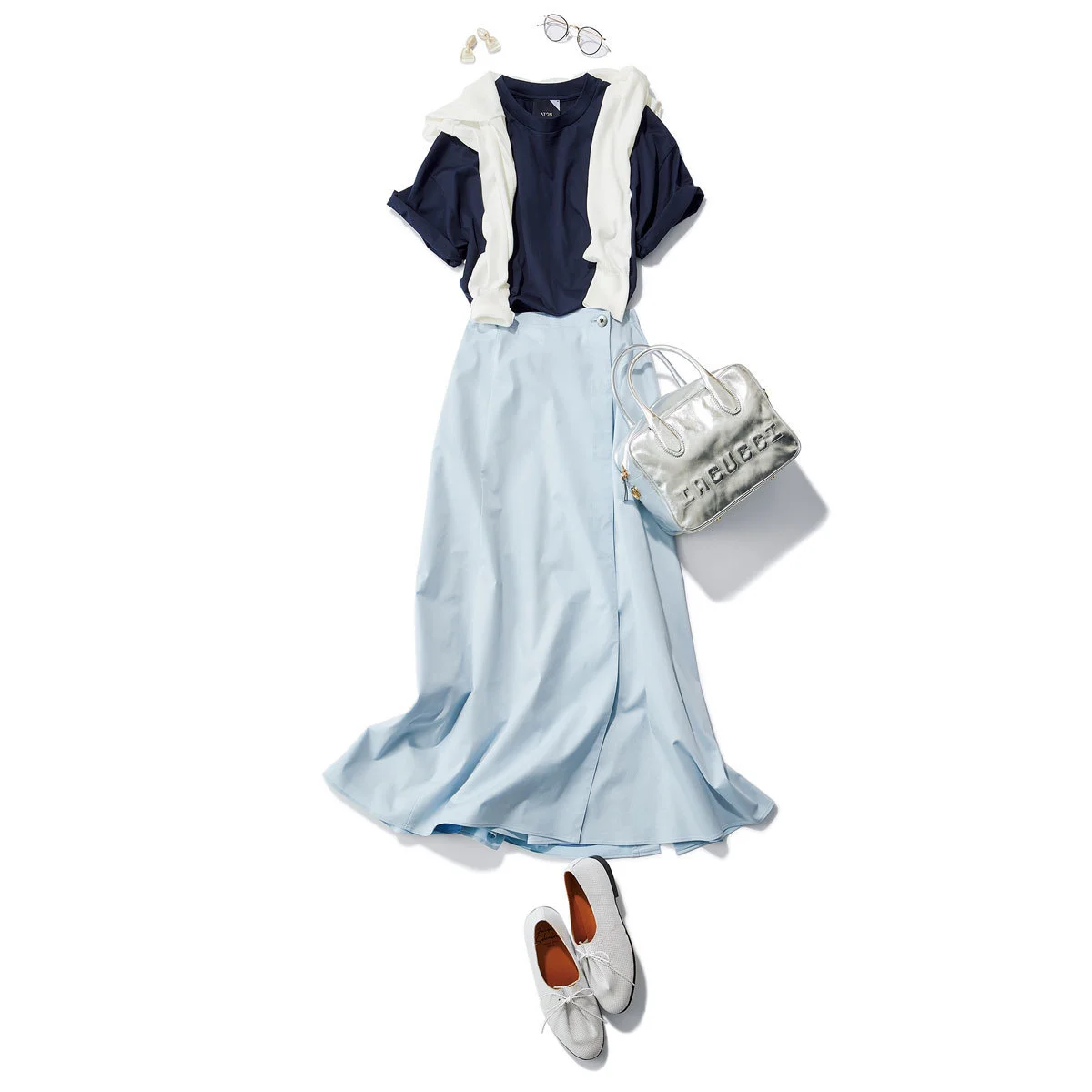 ネイビーＴシャツ×水色ロングスカートのフェミニンファッションコーデ