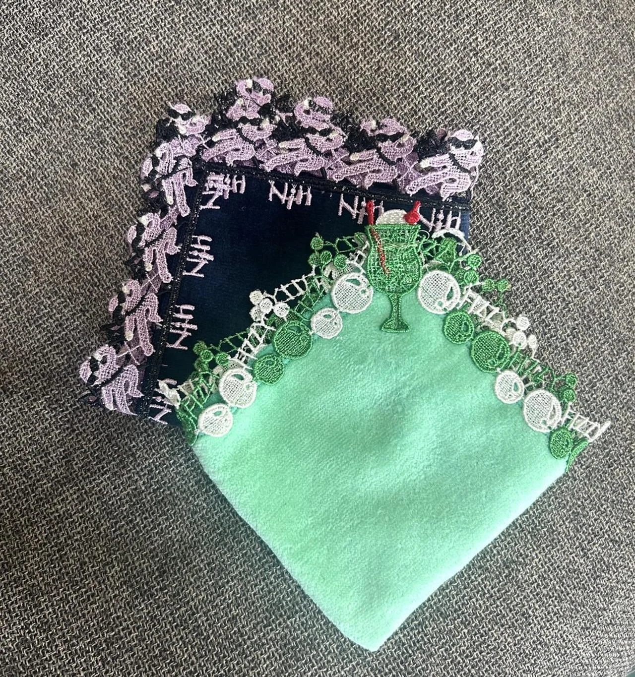 近沢レース店のネイビーの忍者柄ハンカチとメロン色のクリームソーダ柄ハンカチ