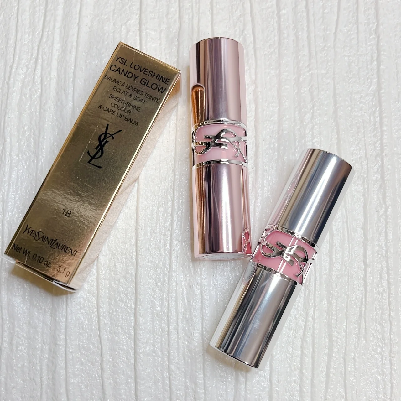 同じく人気のYSL ラブシャイン リップスティック（既存品・写真右）　YSL ラブシャイン キャンディ グロウ バーム　おパッケージカラーの比較写真