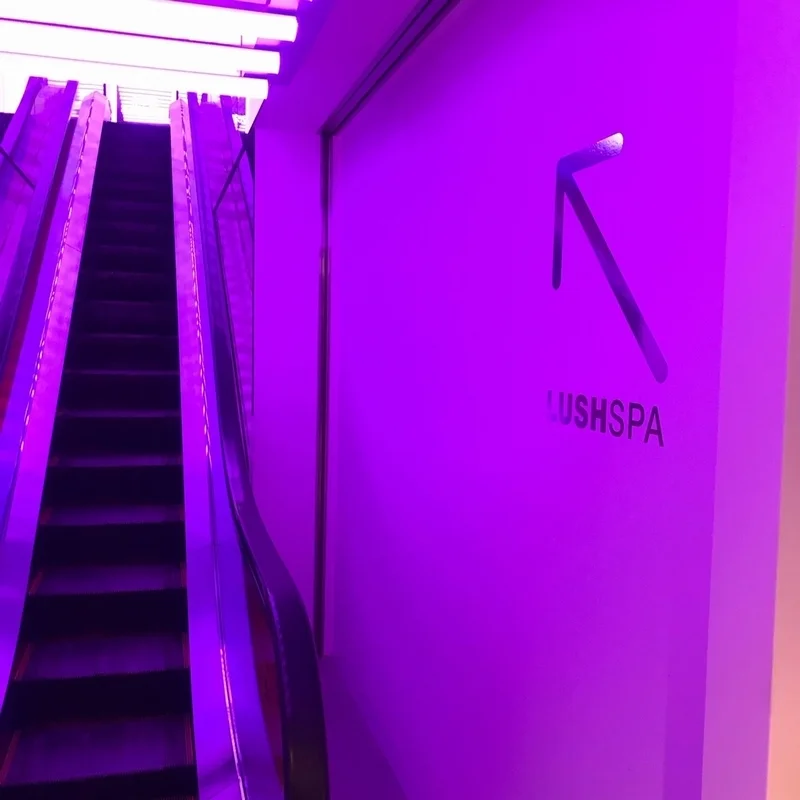 LUSHSPAは４階。エレベーターで昇ります。