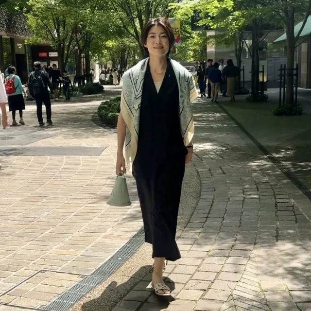 エルメスの水色ショールが映える、ネイビーのコンビネゾンコーデ。初夏のミッドタウン日比谷で叶える、大人のリラックス感とエレガンス。