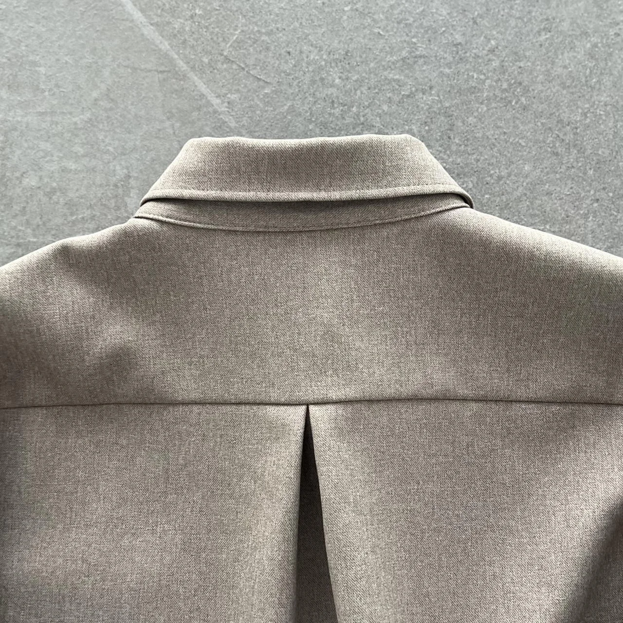 ツイード風シャツ　バックスタイル　襟もと