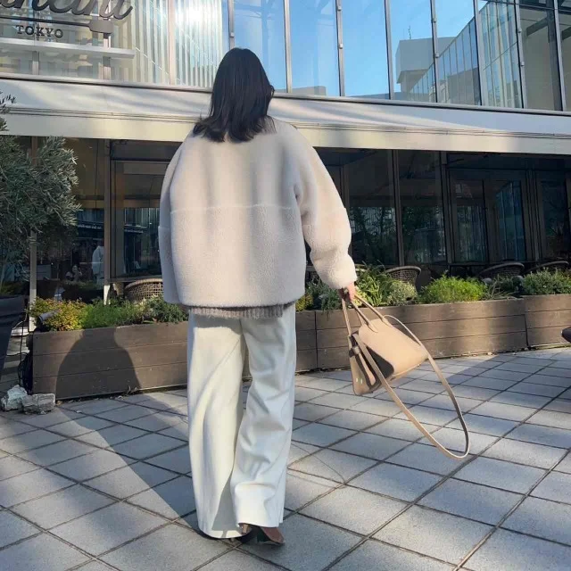 後ろから見たシルエット。