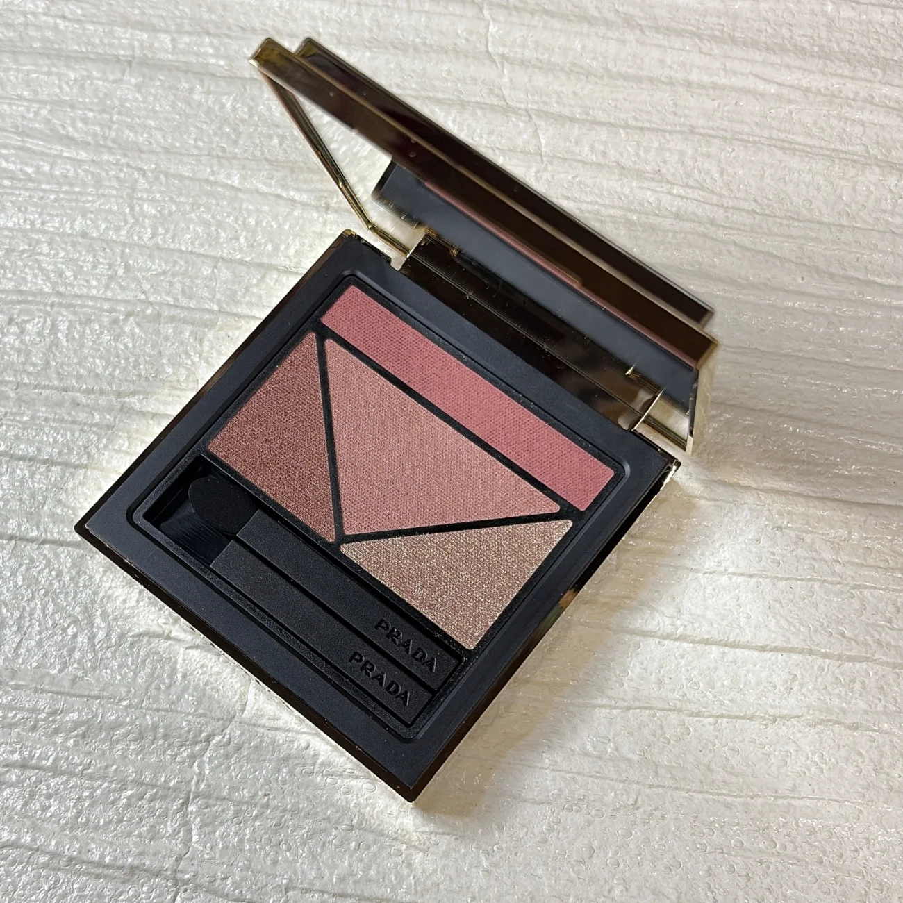 ダイメンションズ マルチエフェクト アイシャドウ (ホロヌード コレクション) 全3種 各¥12980、リフィル 各¥11000/プラダ ビューティ 新作コスメ PRADA 2025夏新色