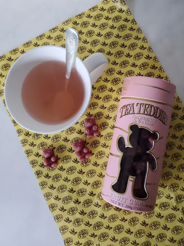 Tea Teddiesを使って淹れたホットティー。カップの中で溶けたグミが美しいラズベリー色のティー