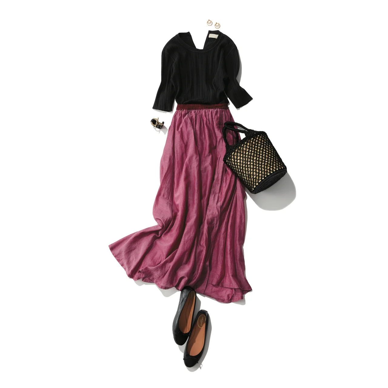ピンクスカート×黒カットソーのファッションコーデ