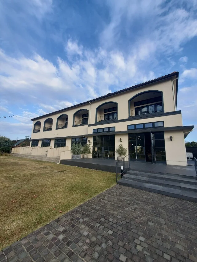 新潟ワイナリーカーヴドッチの宿泊施設トラヴィーニュ、葡萄畑に囲まれた建物外観