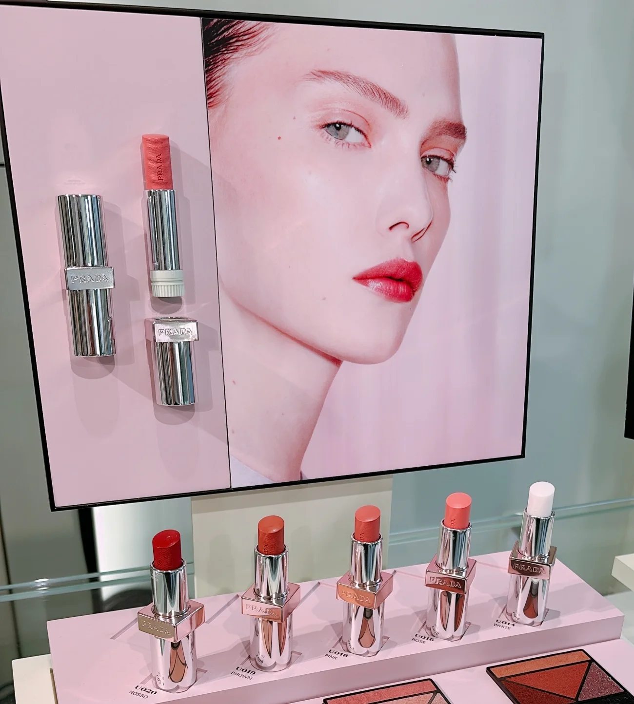 2025 新作 発表会の写真 プラダ ライト グローイング リップバーム PRADA