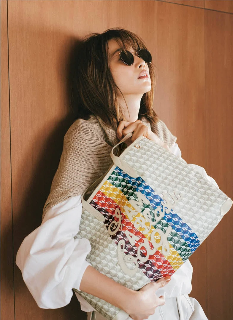 アニヤ・ハインドマーチの「I AM A Plastic Bag」とヨンアモデルカット1-2