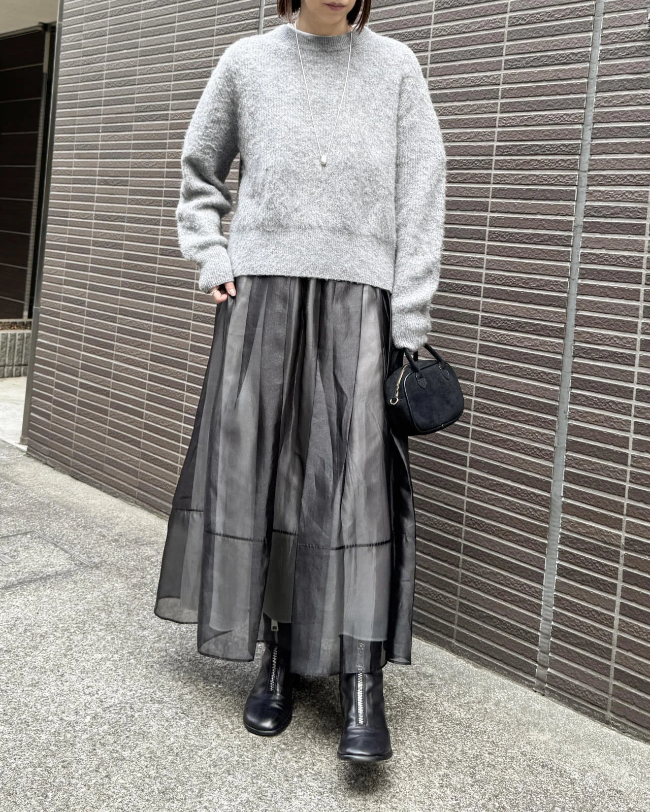 モヘア混ふわ軽コンパクトニット　甘めのスカートのコーデ