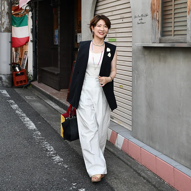 40代ショートヘア 40代ボブヘア 女子会 40代コーディネート 40代夏のファッション 40代のパンツスタイル 大人のジュエリーコーディネート ビジューネックレス ブローチ重ね付け ジュエリー重ね付けコーディネート