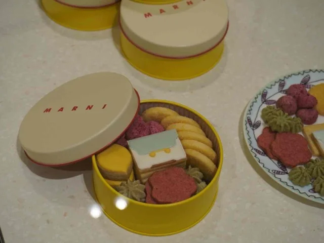 バッグもチーフが可愛いクッキー缶