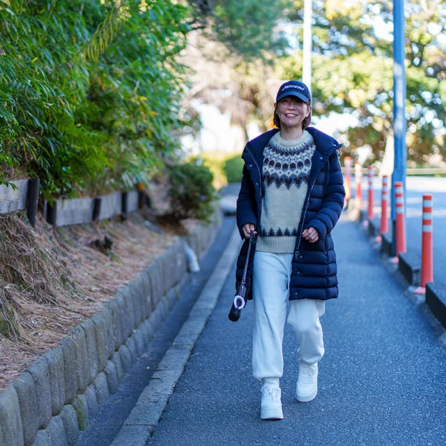 batonerニットのコーディネート　capehorn ダウンコーデ　40代きれいめコーデ　50代きれいめコーデ　ホワイトパンツコーデ