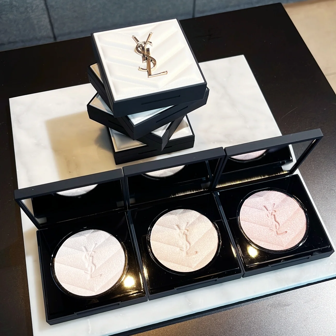 【イヴ・サンローラン(Yves Saint Laurent)発表会レポート】2025 新作コスメ 夏新色 まもなく全国発売となるオールアワーズ ハイパールミナイザーは、パウダーでありながらナイアシンアミドなどが配合されたスキンケア発想。なめらか・軽やかな質感で肌に溶け込むようになじみ、奥行きを感じさせる繊細な輝きをもたらします
