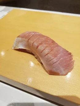 旬菜ダイニング白樺内の寿しカウンター富寿し蔵にて、日本海で水揚げされた新鮮な魚介の握り寿司。