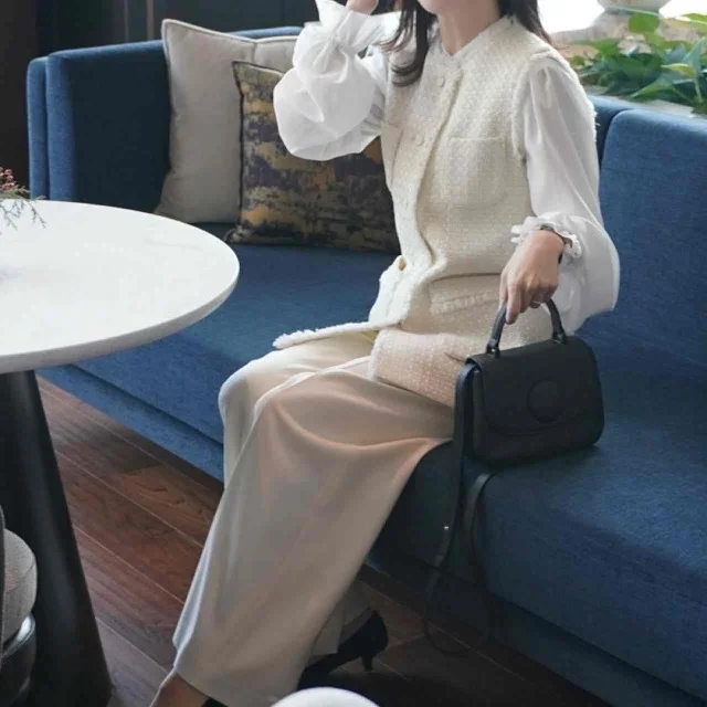 パンプスとバッグをブラックでリンクさせました