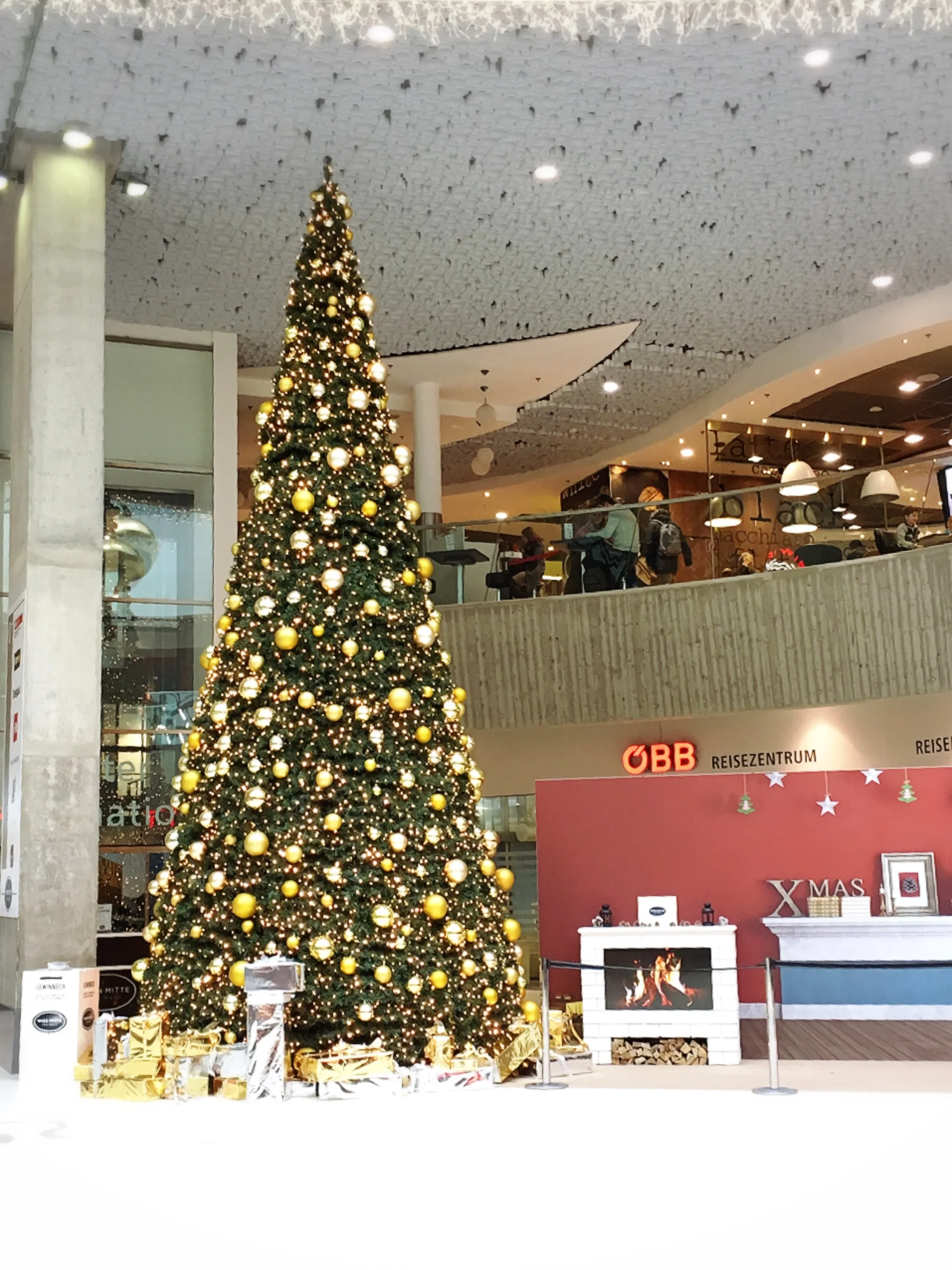 今年のウィーン西駅の巨大クリスマスツリー_1_3