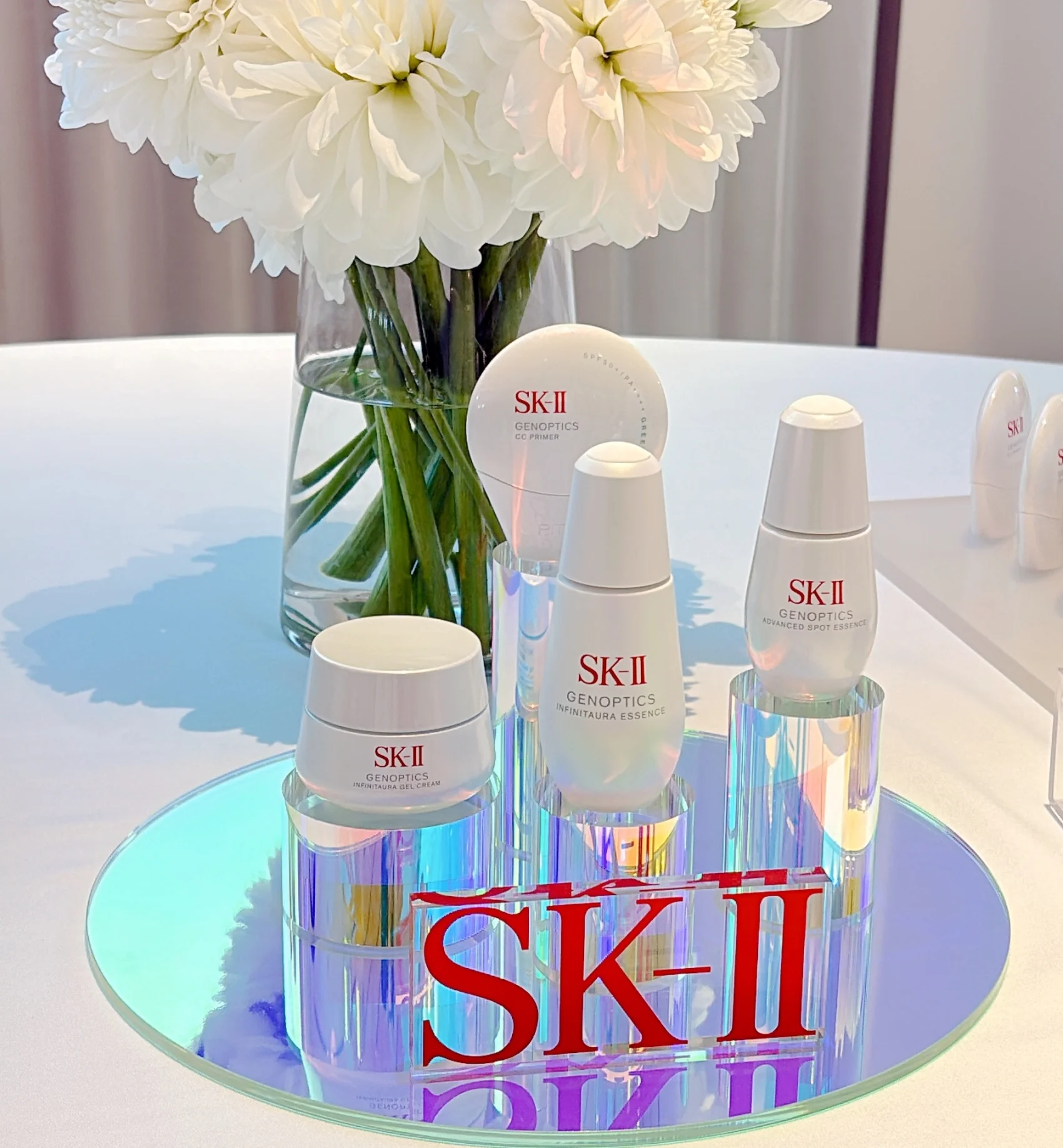  【2026年最新デパコス美白】（中央）SK-II ジェノプティクス インフィニットオーラ エッセンス［医薬部外品］30mL ￥22000、50mL ￥33000、75mL ￥45430＜発売中＞、（右）SK-II ジェノプティクス アドバンスト スポット エッセンス ［医薬部外品］30mL ￥17490、50mL ￥25300、75mL ￥433550＜４月５日（日）発売＞、SK-II ジェノプティクス インフィニットオーラ ジェルクリーム 50g ￥21890＜４月５日（日）発売＞／SK-II ＊価格は全て編集部調べ