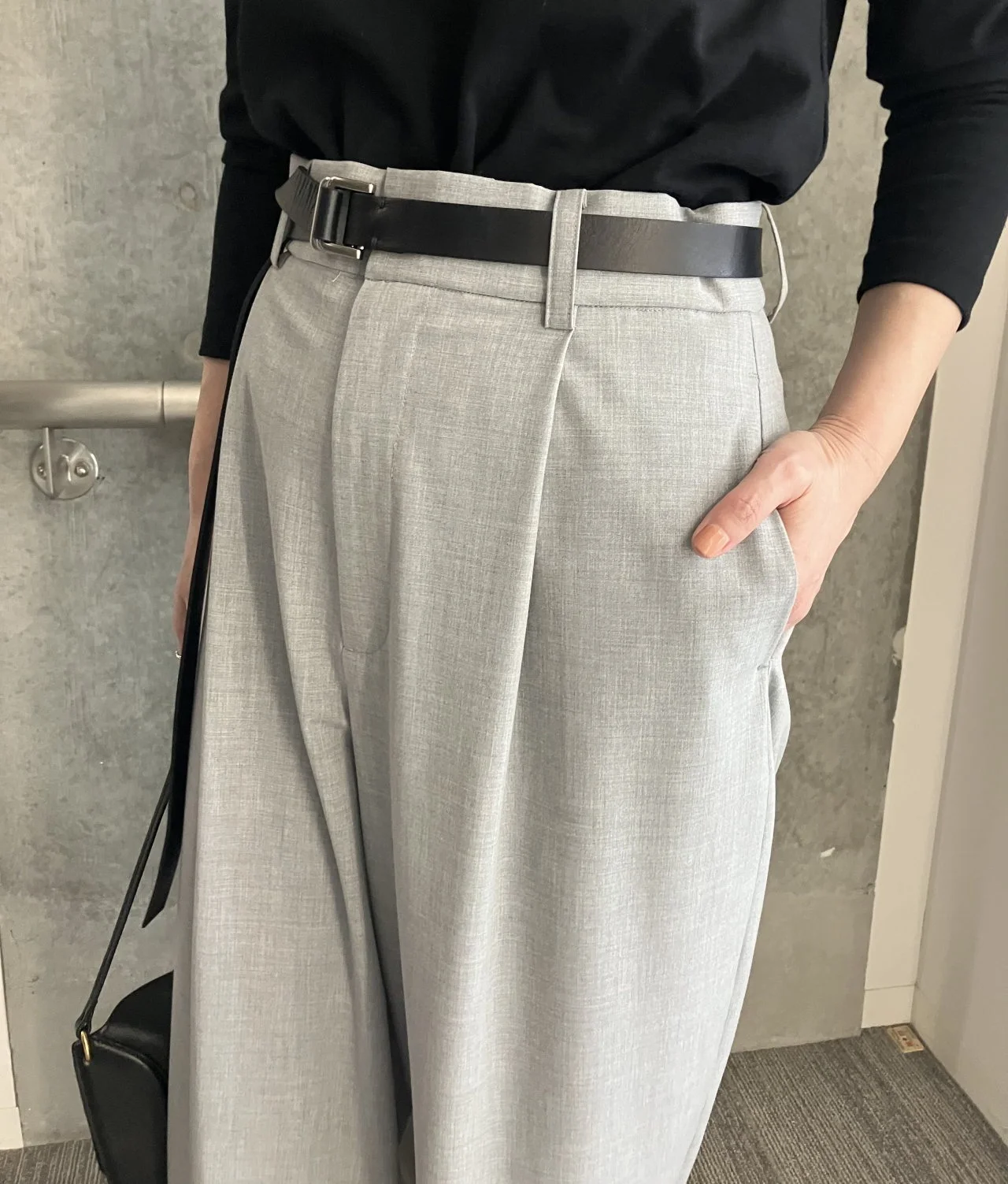 M7days タック入りカーヴィーパンツ ウエスト回り　ディテール