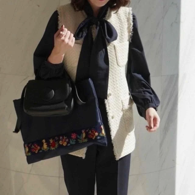 ネイビーのボウタイブラウス×ツイードジレ