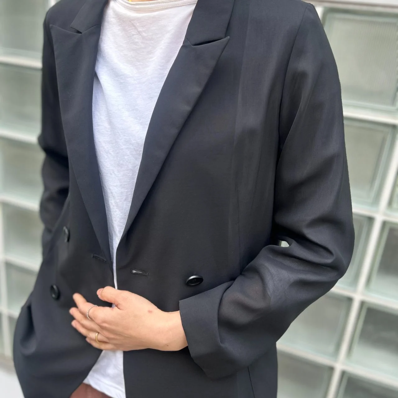 M7daysのダブルブレストシアージャケット 白インナーとのコーデ