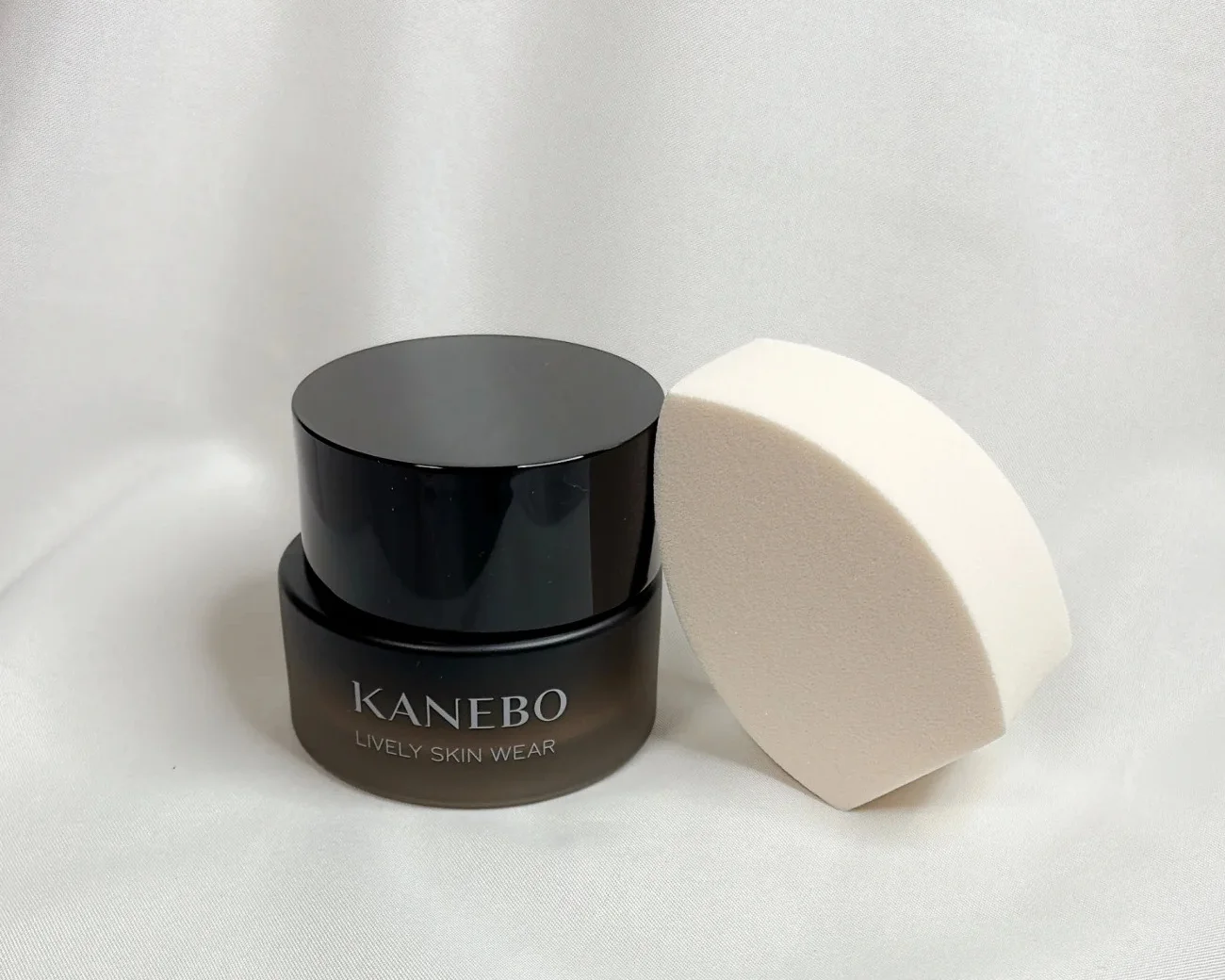 2025　ベストコスメ　下半期　こだわりの厚み・弾力で、適度な圧で心地よくタッピングができるスポンジもおすすめ（￥1100）  そしてスキンケア力も大幅にアップ。つけている間のうるおい感、そして落としたあとの素肌の美しさまでフォローしてくれるから、大人には頼もしいかぎりです。  隠す作業に終始していたファンデーションが、肌への自信を高めるステップに変わる……。大人のベースメイクに希望をもたらすアイテムです。   カネボウ　ライブリースキン ウェア II SPF4・PA+　全10色　各30g ￥12100／カネボウインターナショナルDiv.