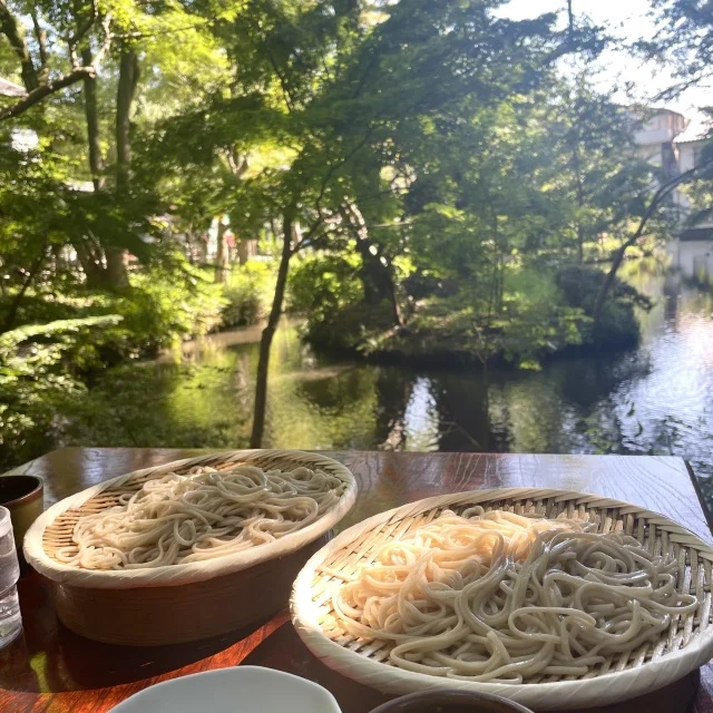 お蕎麦屋さんのテラス席