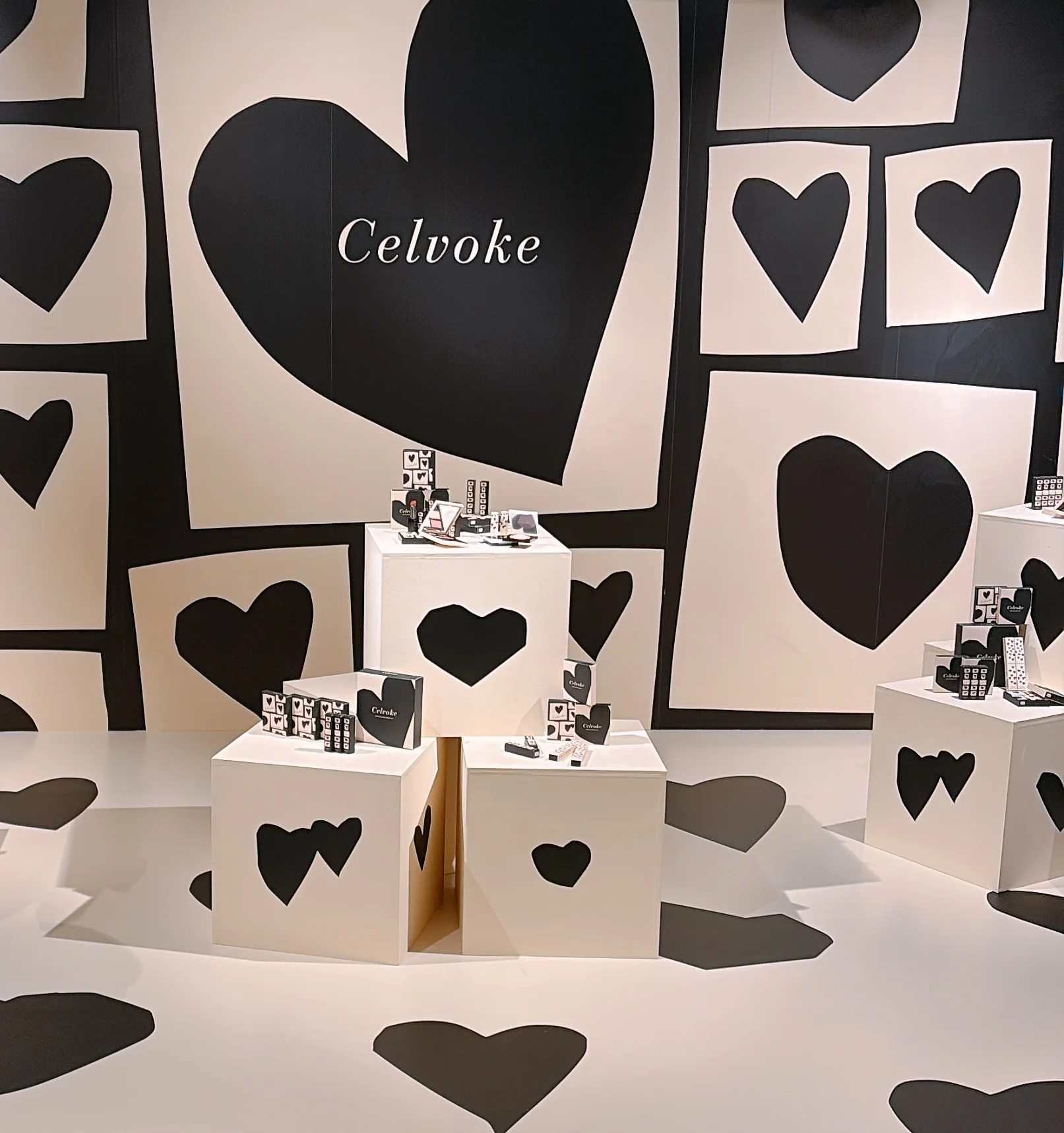 2025 新作コスメ セルヴォーク 秋新色 発表会の写真 Cervoke A/W Makeup Collection「UNSEEN EMOTION」 発表会の会場写真 製品の写真