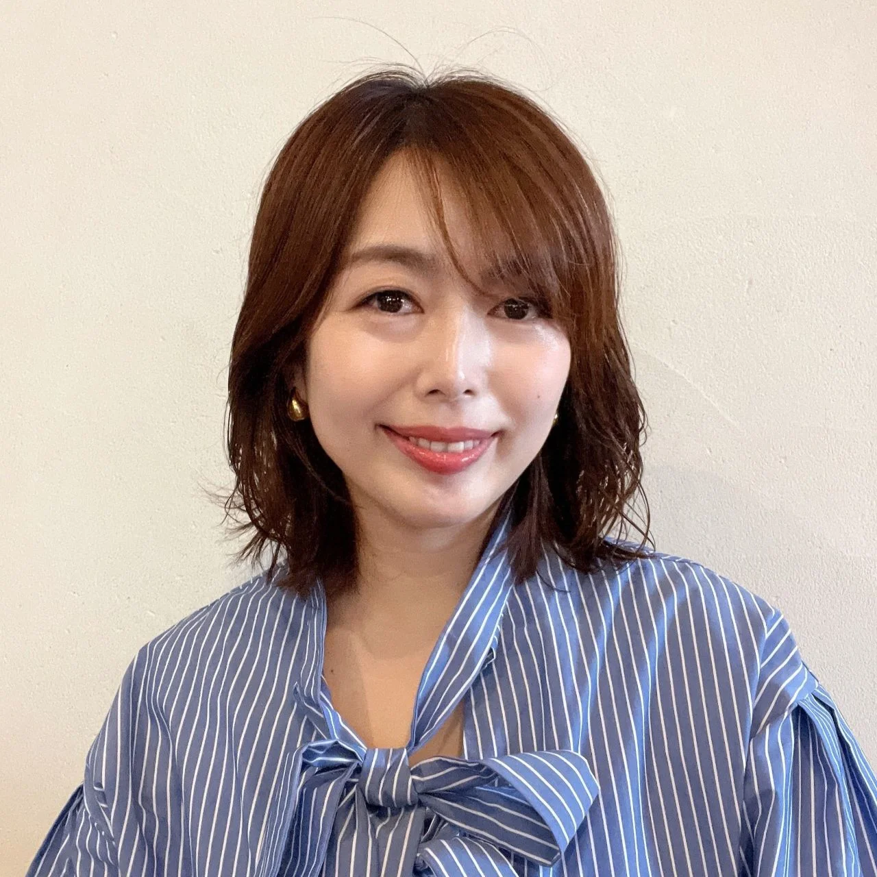 伸ばしかけを軽やかに、くびれボブで華やかに【40代のミディアムヘア】