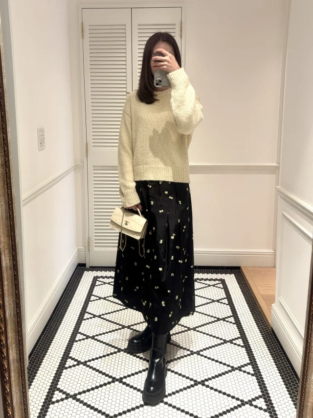 スタンニングルアーのニットとユナイテッドアローズのスカート。
