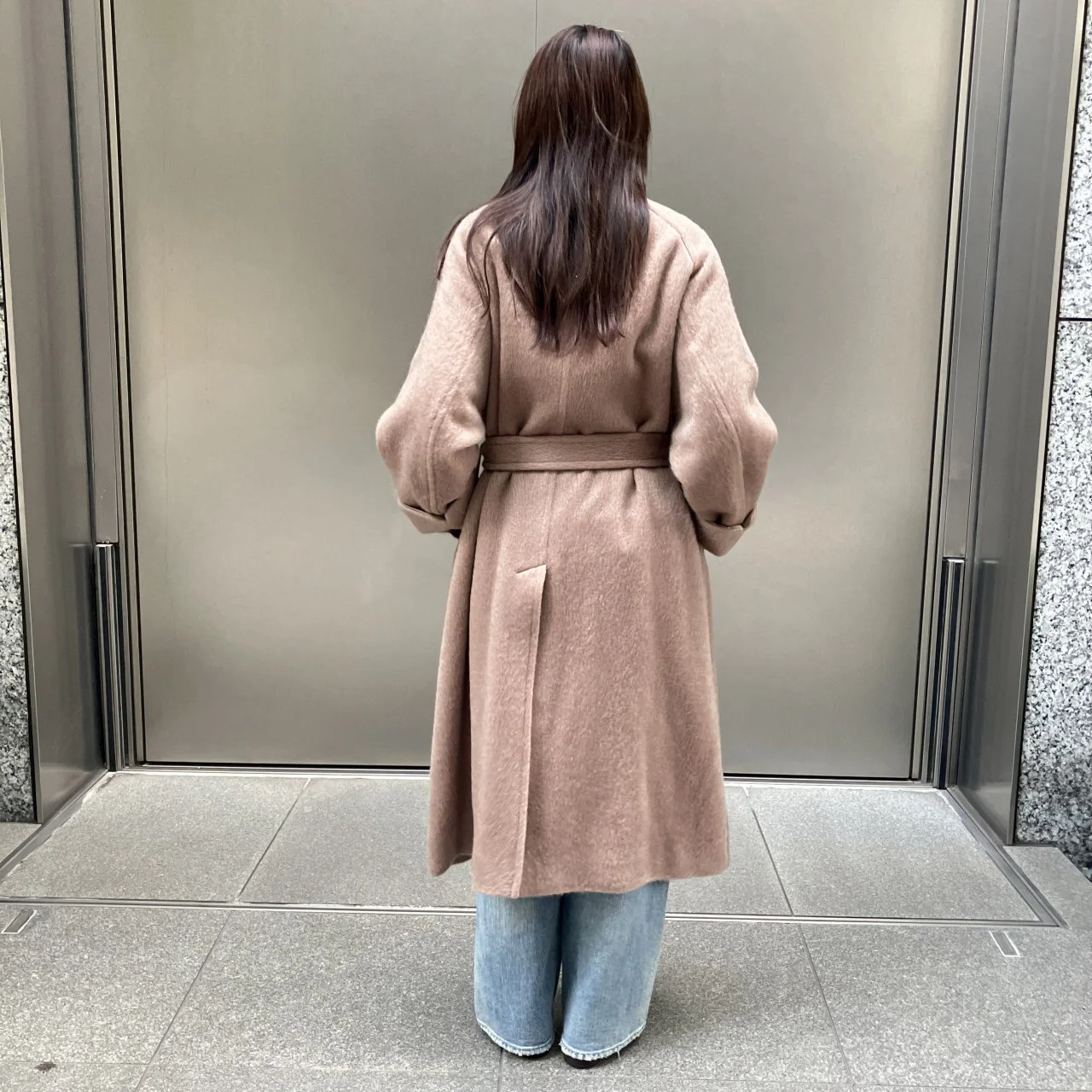 徳原文子×クチュール ド アダム　前ボタンを閉じたロングコート　後ろ