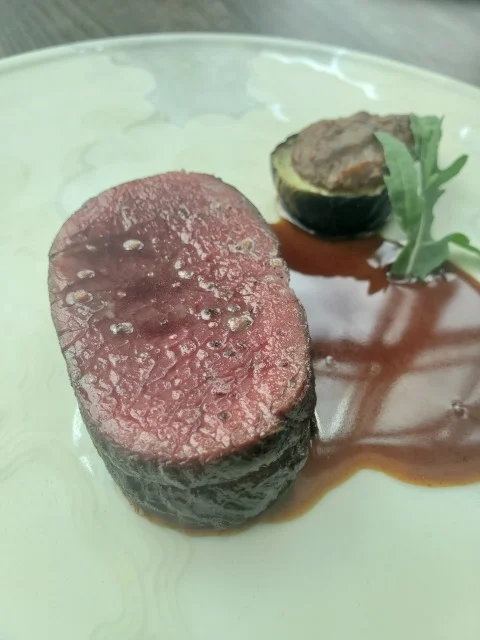 蝦夷鹿のロティと寺島茄子。ソース・ポワヴラードが香る肉料理
