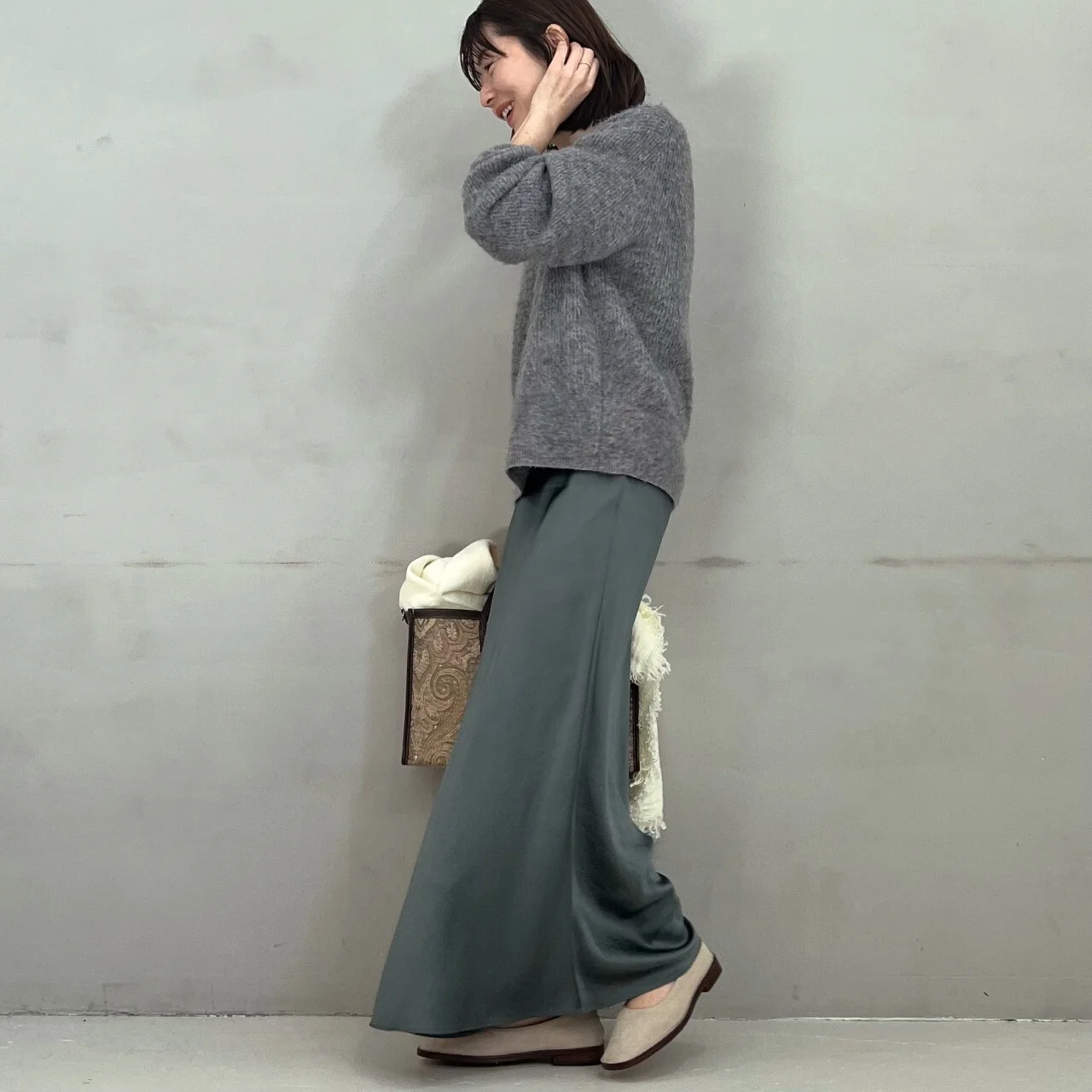 モヘア混ふわ軽コンパクトニットとグレーのロングスカートのコーデ