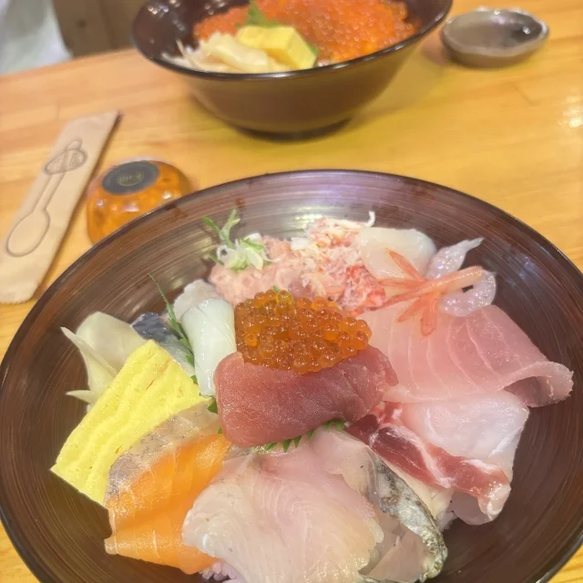 母は海鮮丼、息子はいくら丼