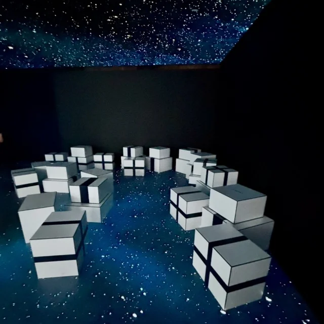 シャネルボックスの椅子も振動する