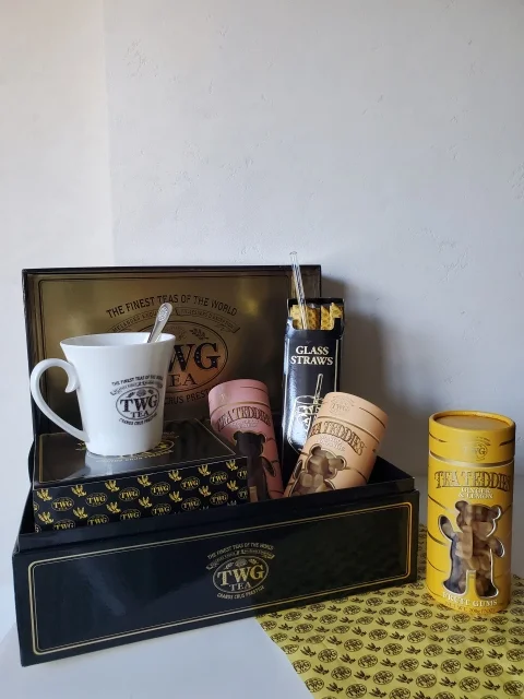 TWG Tea Teddiesのパッケージとテディベア型グミのイメージ。高級感あふれるパッケージと可愛らしいグミが並ぶ。