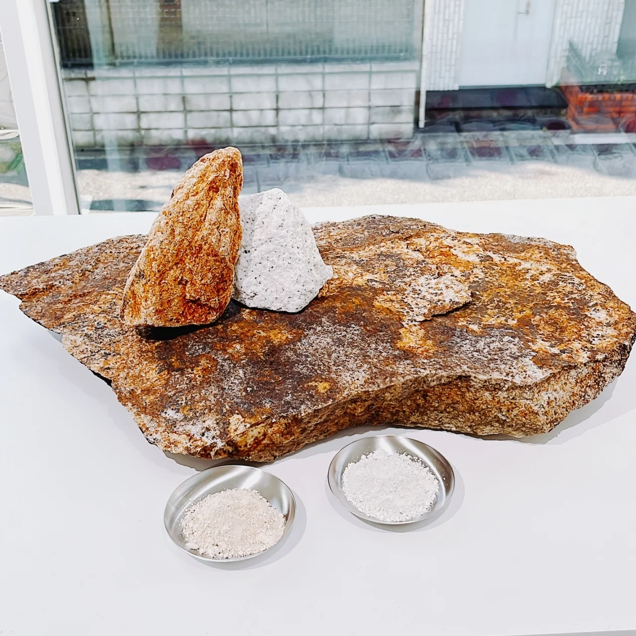MEMが誕生するきっかけであり、キーとなっている成分はKIYOHクレイ。群馬県の鉱山で約6500万年前の地層から採掘された希少な鉱石「貴陽石」を粉末にしたもの