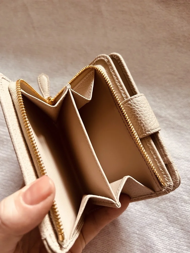 プラダ　財布　小銭入れを開けたところ