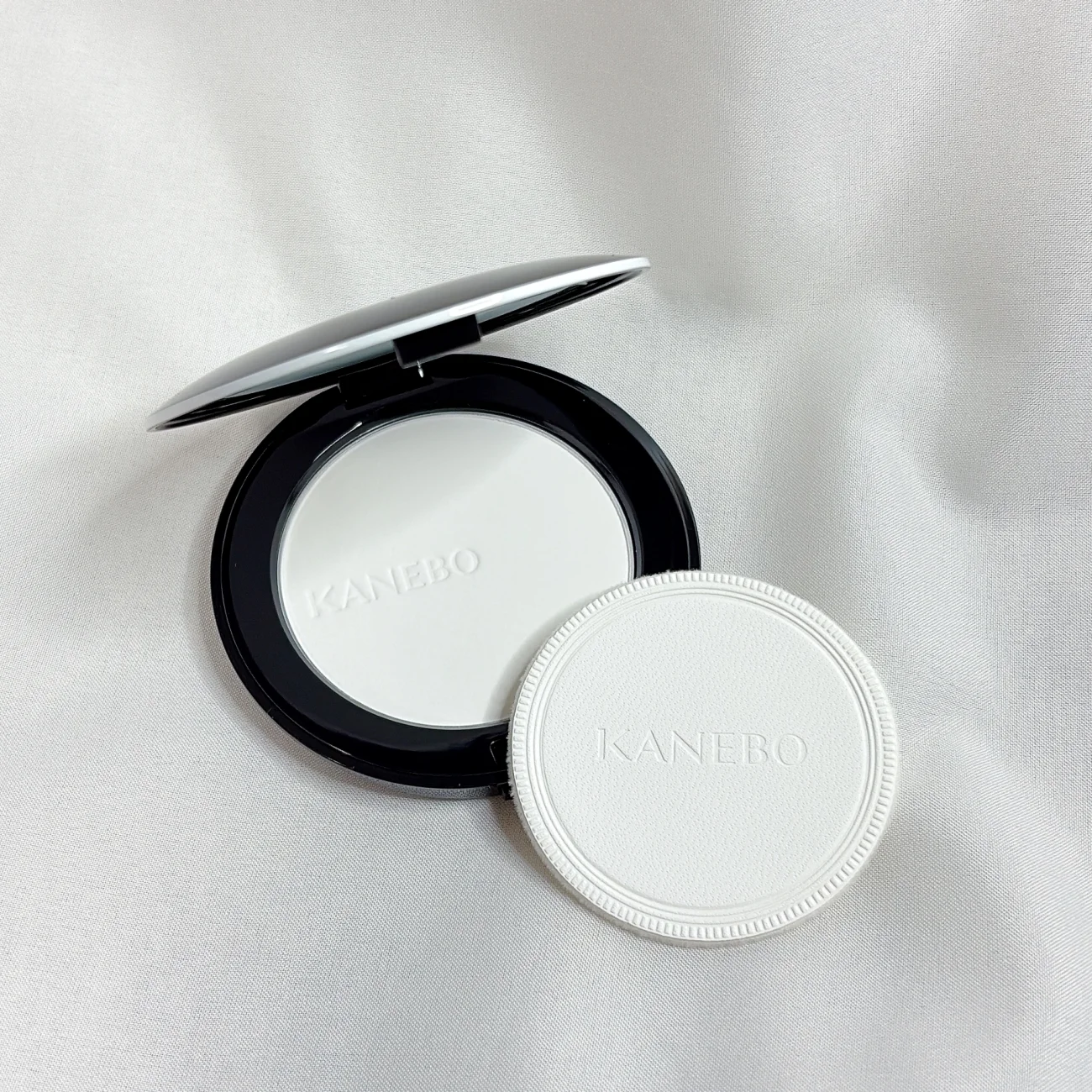 KANEBO 黒カネボウ お粉 名品 おすすめ クリスタライズドフィックスパウダー ¥7150(レフィル ¥6050)/カネボウ 毎日ヘビロテ! 2025年上半期「Myベストコスメ」デパコス編 実際の製品