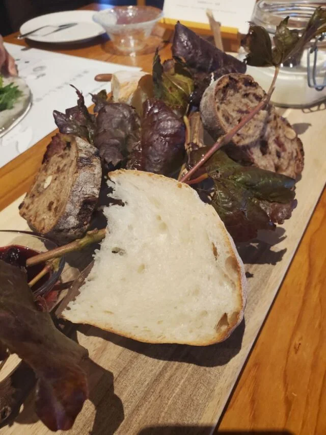 トラヴィーニュ朝食の焼き立てパンと新潟地元野菜、シンプルで豊かな朝食