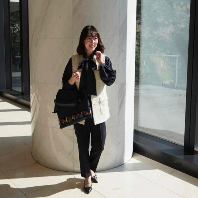 ネイビーのブラウス×ネイビーのパンツ