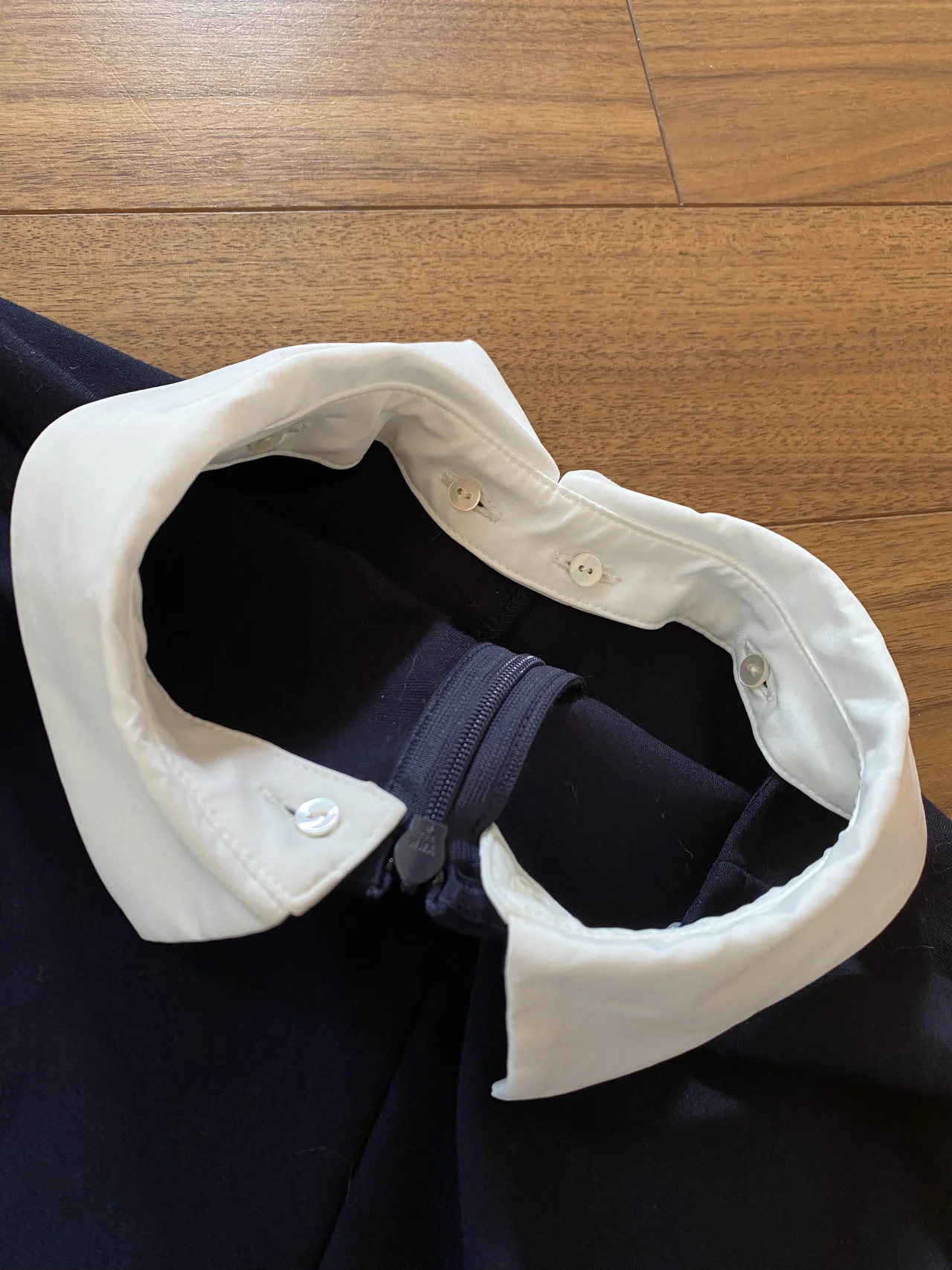 エムセブンデイズ　襟つき２WAYトップス　首もと