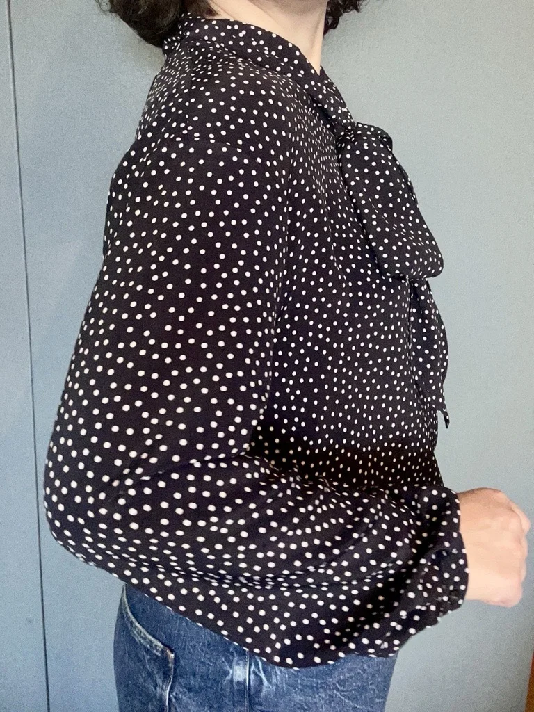 M7days 【とろみ素材】エレガントドット柄ボウタイブラウス