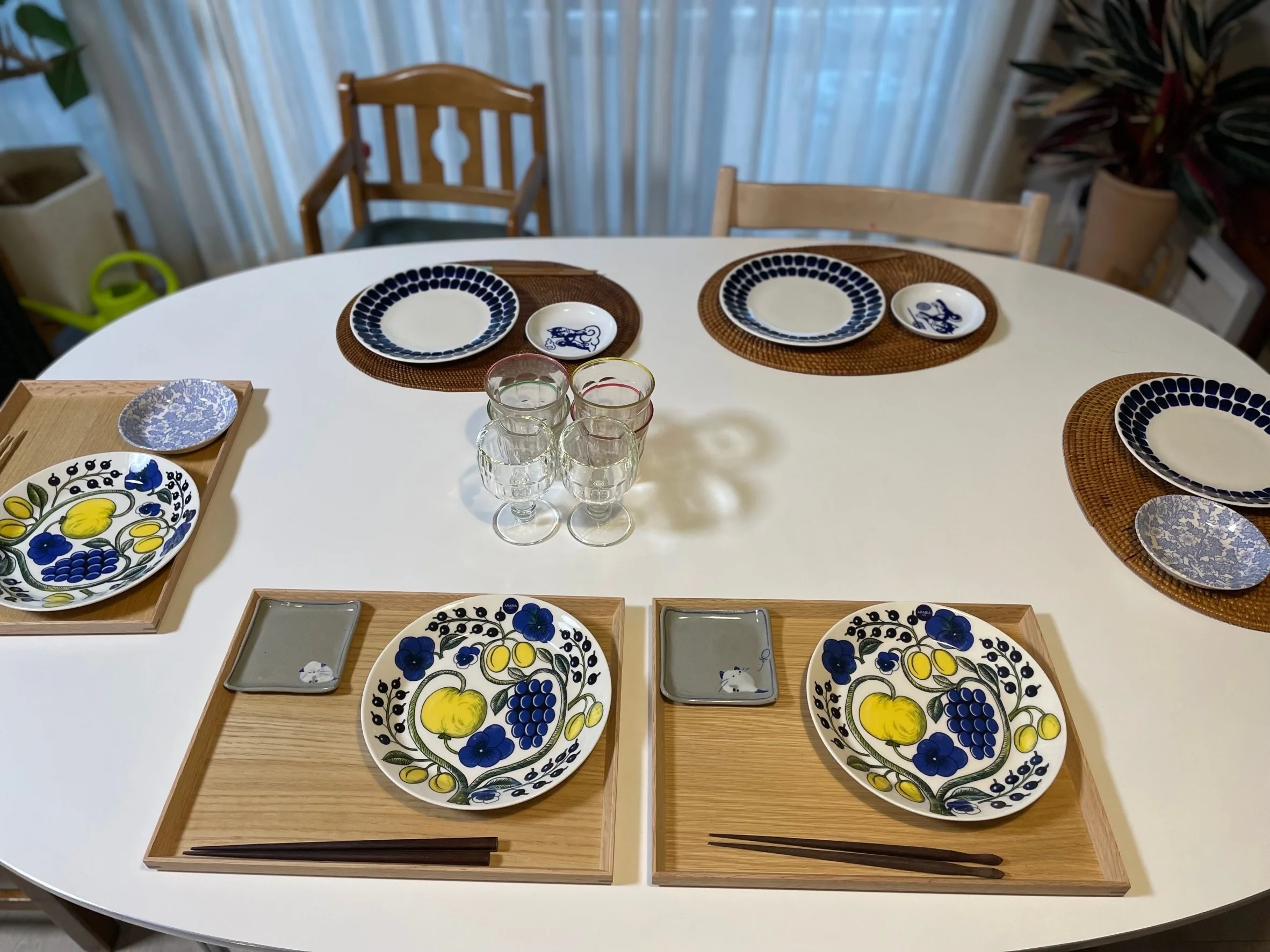 アラビアのあるテーブル