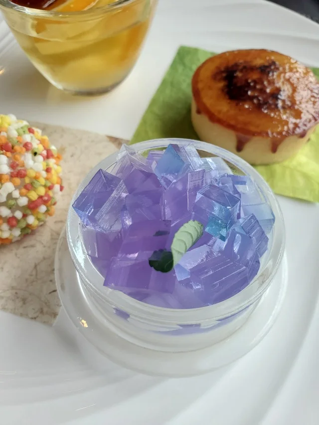 デザート 4種(紫陽花ゼリー杏仁豆腐、緑茶餡入り五色餅、煎り番茶のブリュレタルト、ドライフルーツと桂花陳酒のデザートスープ)